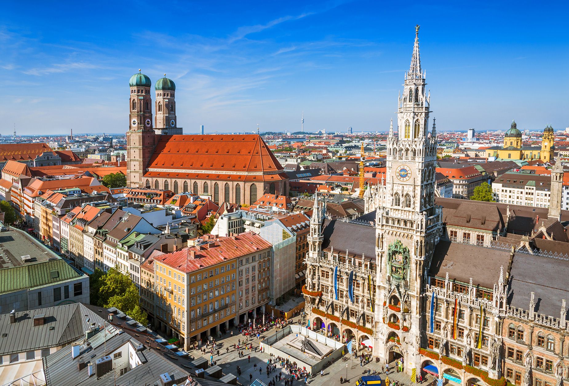Alemania se considera un país fantástico para las familias. Y visitar sitios históricos como el ayuntamiento en Marienplatz en Munich mantendrá ocupadas sus horas libres. (Nikada/iStockphoto/Getty Images)