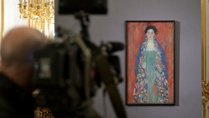 Un camarógrafo toma imágenes de la pintura 'Bildnis Fraeulein Lieser' (Retrato de la señorita Lieser) del artista austriaco Gustav Klimt (1862 - 1918) durante una conferencia de prensa en la Casa de Subastas de Arte Kinsky en Viena, Austria, el 25 de enero de 2024. (Foto: Roland Schlager/APA/AFP via Getty Images).