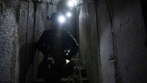 Soldados israelíes muestran a los periodistas un túnel subterráneo donde el ejército israelí afirma haber encontrado pruebas de que Hamas mantenía rehenes en Khan Younis, Gaza, el 10 de enero. (Ohad Zwigenberg/AP)