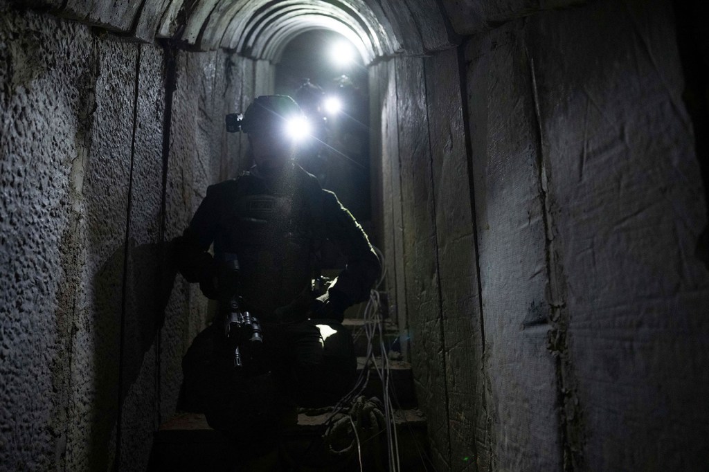 Soldados israelíes muestran a los periodistas un túnel subterráneo donde el ejército israelí afirma haber encontrado pruebas de que Hamas mantenía rehenes en Khan Younis, Gaza, el 10 de enero. (Ohad Zwigenberg/AP)
