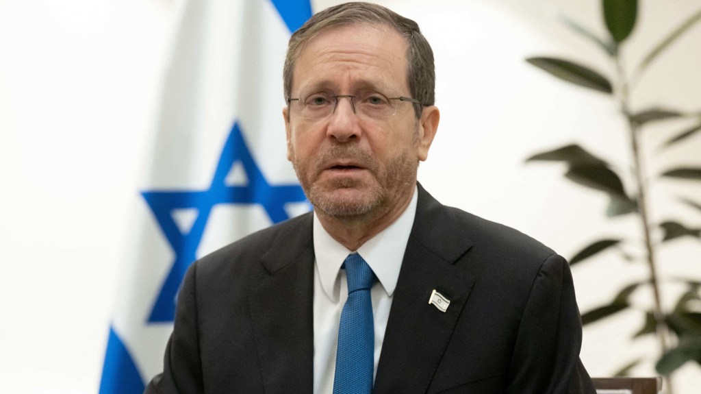 El presidente de Israel, Isaac Herzog, asiste a una reunión en Tel Aviv, Israel, el 30 de noviembre. (Foto: Saul Loeb/Pool/AFP/Getty Images)
