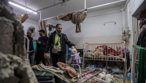 La gente inspecciona los daños causados ​​por un proyectil de artillería que impactó en el hospital de maternidad dentro del Complejo Médico Nasser, el 17 de diciembre de 2023 en Khan Yunis, Gaza. (Foto de Ahmad Hasaballah/Getty Images)