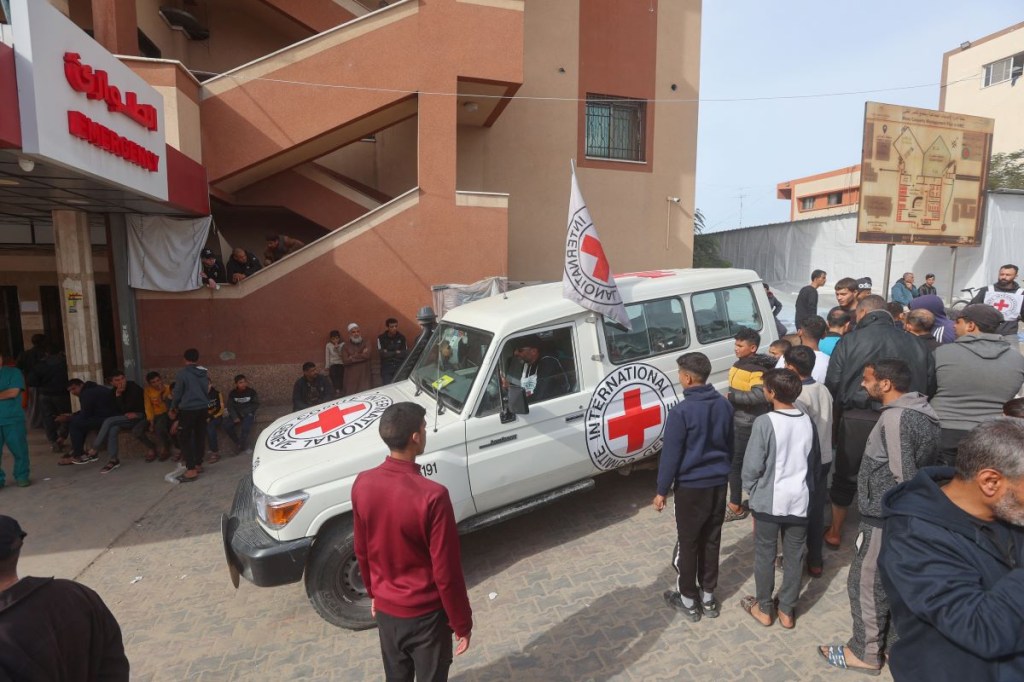 Trabajadores y personal descargan ayuda médica entregada por el Comité Internacional de la Cruz Roja en el Hospital Nasser de Khan Yunis, en el sur de la Ciudad de Gaza, el 9 de diciembre de 2023, en medio de continuas batallas entre Israel y el grupo combatiente Hamas en el territorio palestino. (Foto de -/AFP vía Getty Images)