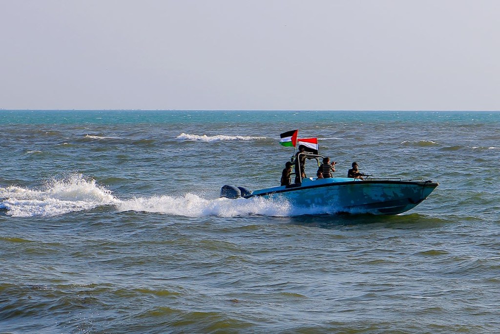 Anggota Penjaga Pantai Yaman yang berafiliasi dengan kelompok Houthi berpatroli di laut.  (AFP/Getty Images)