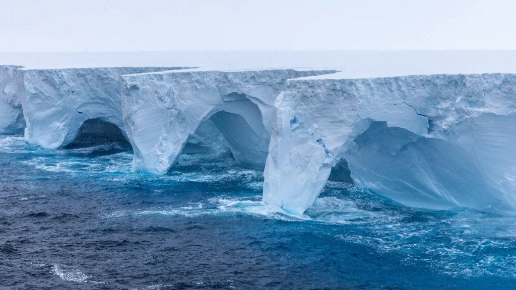 En el iceberg se pueden ver enormes cavernas y largas grietas irregulares.(Foto: Richard Sidey/Eyos Expediciones).