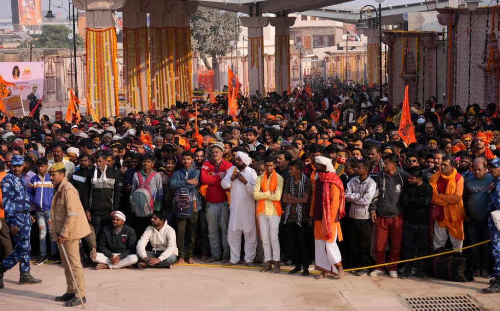 Devotos esperan en una larga fila para entrar al recién inaugurado templo de Ram, en Ayodhya, India, el martes 23 de enero de 2024. (Foto: Rajesh Kumar Singh/AP).