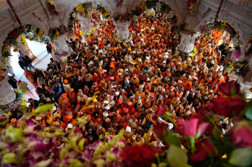 Hombres hindúes se abarrotan para ver por primera vez el templo dedicado al Rama poco después de su inauguración en Ayodhya, el 22 de enero de 2024. (Foto: Rajesh Kumar Singh/AP).