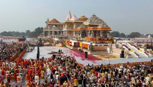 Multitudes se reúnen durante la inauguración de un templo dedicado a la deidad hindú Ram, en Ayodhya, India, el 22 de enero de 2024. (Foto: Rajesh Kumar Singh/AP).