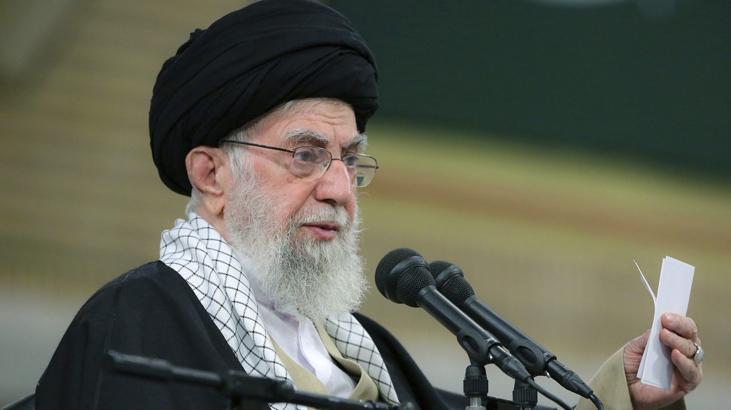 En esta fotografía, el líder supremo, el ayatolá Alí Jamenei, habla en una reunión en Teherán, Irán, el 23 de enero. (Foto: Oficina del Líder Supremo iraní/AP).