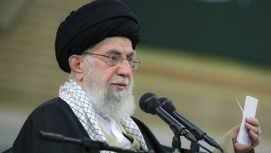 En esta fotografía, el líder supremo, el ayatola Ali Jamenei, habla en una reunión en Teherán, Irán, el 23 de enero. (Foto: Oficina del Líder Supremo iraní/AP).