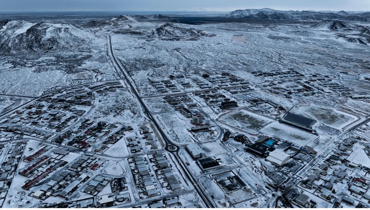 A town in Iceland has been ordered to evacuate again after new volcanic fissures opened nearby