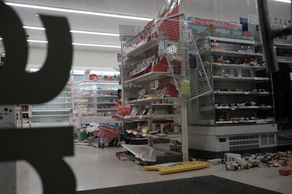 Artículos de tiendas de conveniencia yacían en el suelo después de un terremoto en Nanao, Prefectura de Ishikawa, Japón, el martes 2 de enero de 2024. (Soichiro Koriyama/Bloomberg vía Getty Images)