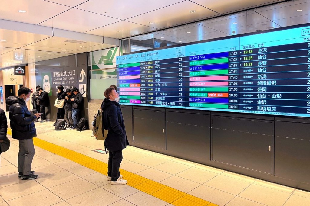 Los pasajeros ven una pantalla después de que múltiples terremotos fuertes sacudieran el lado norte del centro de Japón en la estación JR de Tokio el 1 de enero de 2024 en Tokio, Japón. (Foto de The Asahi Shimbun vía Getty Images)