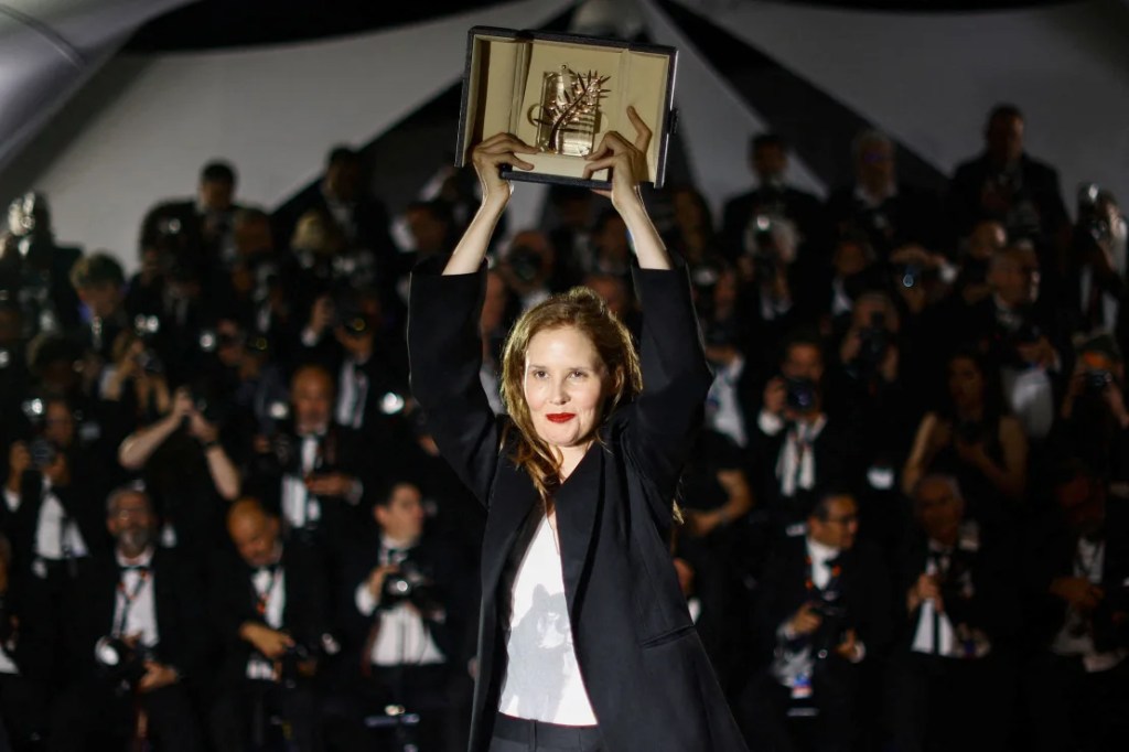 La directora Justine Triet ganó la Palma de Oro en el Festival de Cine de Cannes por "Anatomy of a Fall". (Sarah Meyssonnier/Reuters)