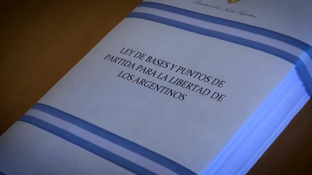 La Ley de Bases y Puntos de Partida para la Libertad de los argentinos, también conocida como “ley ómnibus”.