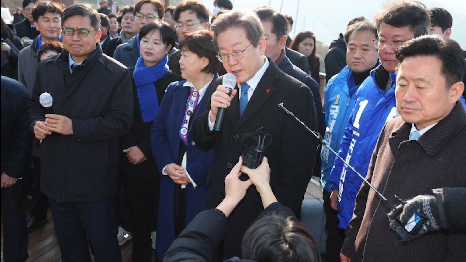 Líder opositor surcoreano está consciente tras ser apuñalado en el cuello