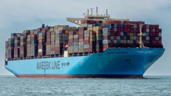 El Maersk Hangzhou navega en el canal Wielingen, Westerschelde, Países Bajos, en julio de 2018. El barco fue atacado por combatientes hutíes el 30 de diciembre después de entrar en el mar Rojo. (Rene van Quekelberghe/Handout/Reuters)