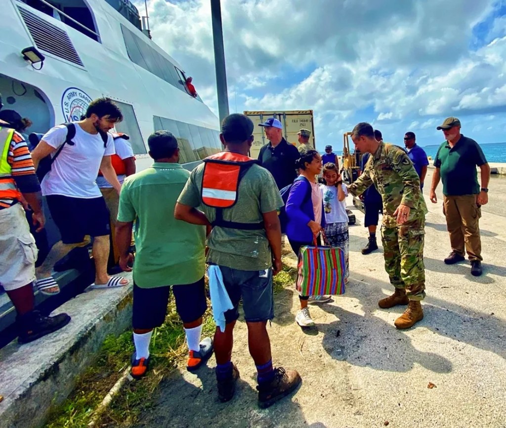 Fotos publicadas por el ejército estadounidense mostraban personal siendo trasladado desde la isla Roi-Namur en el atolón Kwajalein, el 21 de enero de 2024. (U.S. Army Garrison-Kwajalein Atoll)