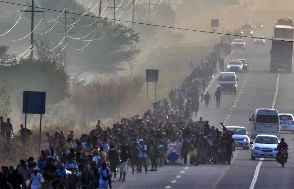 Migrantes participan en una caravana hacia la frontera con Estados Unidos en el estado de Chiapas, México, el 8 de enero de 2024. (Stringer/AFP/Getty Images)
