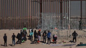 Migrantes intentan llegar a la frontera de Estados Unidos para buscar asilo humanitario en Ciudad Juárez, México, el 17 de enero de 2024. (Christian Torres/Anadolu via Getty Images)
