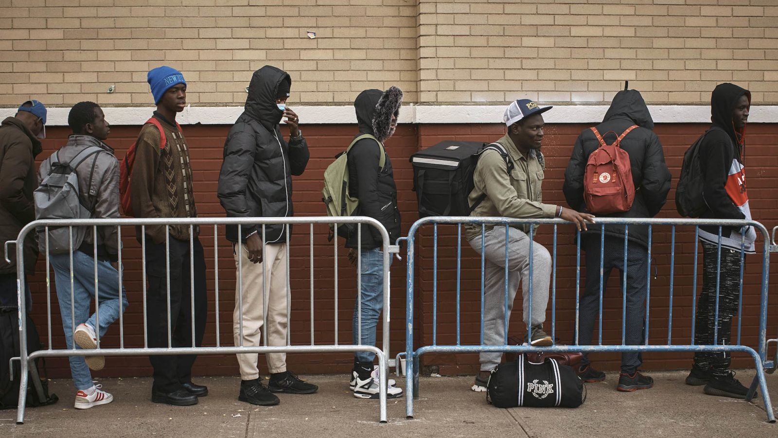 La Casa Blanca busca espacios federales para albergar a migrantes en medio  de presiones de las ciudades