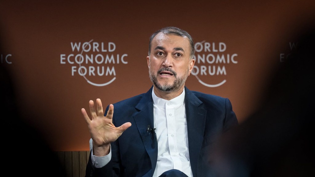El Ministro de Asuntos Exteriores iraní, Hossein Amir-Abdollahian, durante una sesión en la reunión del Foro Económico Mundial (FEM) en Davos, Suiza, el 17 de enero. (Foto: Fabrice Coffrini/AFP/Getty Images).