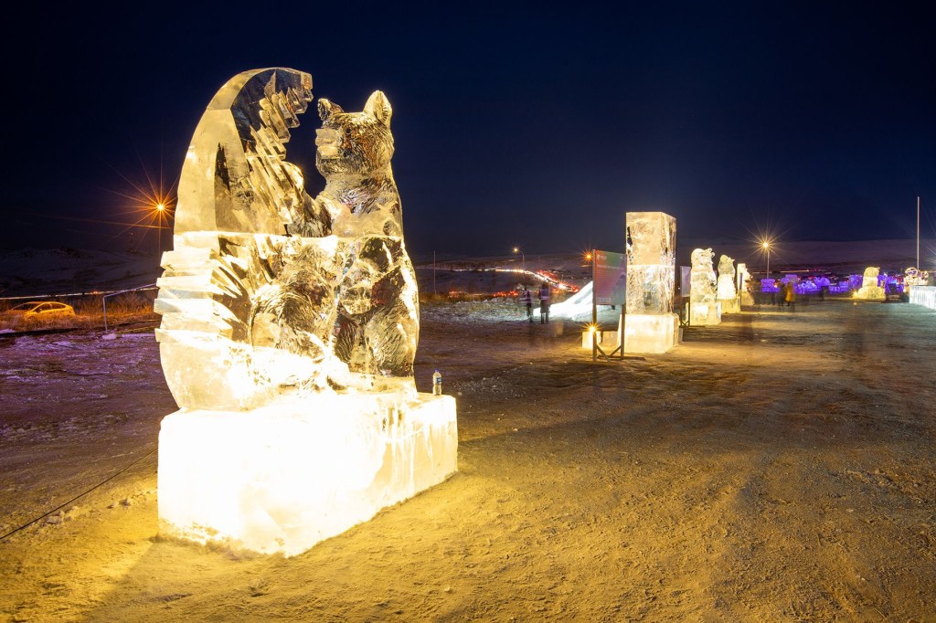 El festival incluye 52 esculturas de hielo talladas con la forma de los osos de Gobi en peligro de extinción del país. (Foto: Ministerio de Cultura/Ministerio de Medio Ambiente y Turismo, Gobierno de Mongolia).