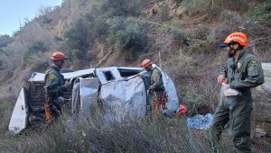 Los miembros del Equipo de Rescate de Montaña de San Dimas investigan la escena de un accidente cerca de Mount Baldy Road en California.