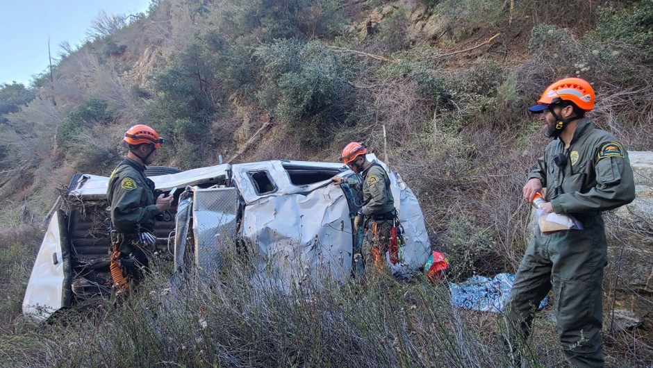 Los miembros del Equipo de Rescate de Montaña de San Dimas investigan la escena de un accidente cerca de Mount Baldy Road en California.