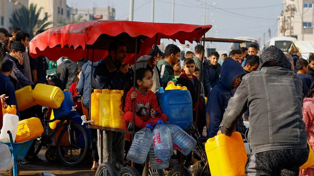 Los palestinos esperan para recoger agua potable en Rafah, Gaza, el 9 de enero. (Foto: Ibraheem Abu Mustafa/Reuters).