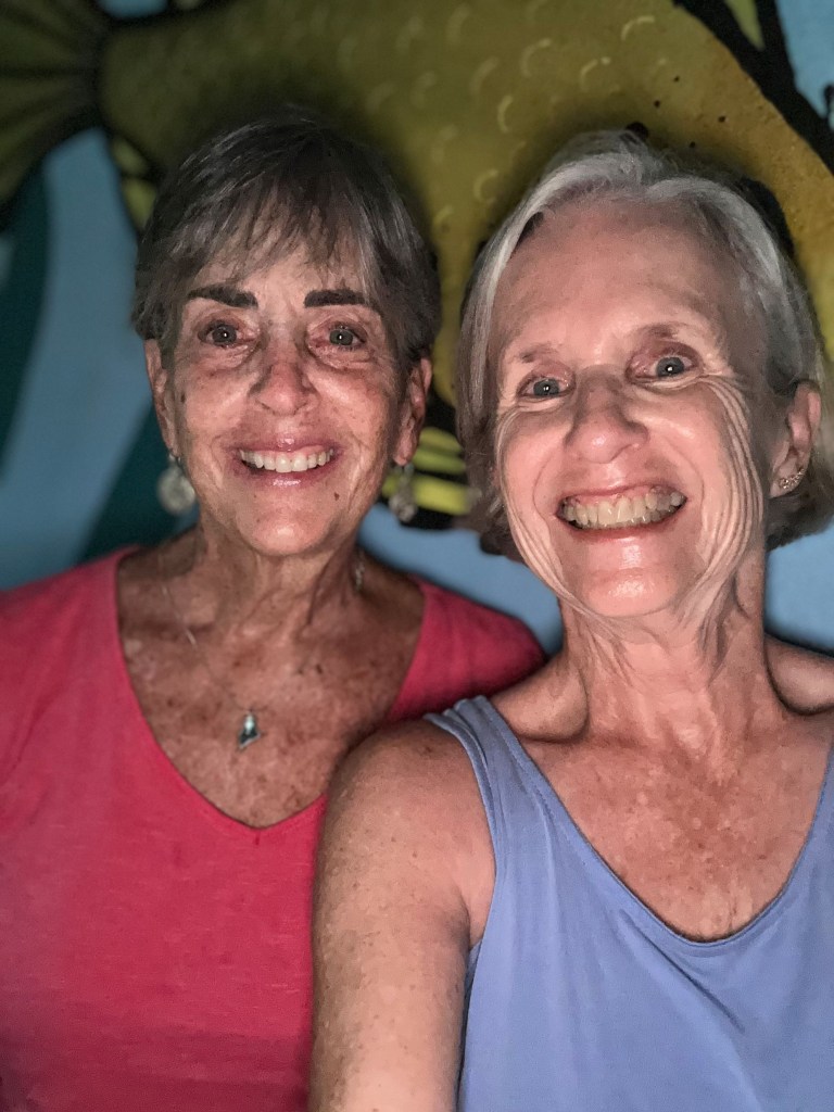 Rebecca Varner (izquierda) vendió su casa para viajar en crucero. Ahora está en Costa Rica con su compañera de viaje Lorna Bolduc. (Rebecca Varner)