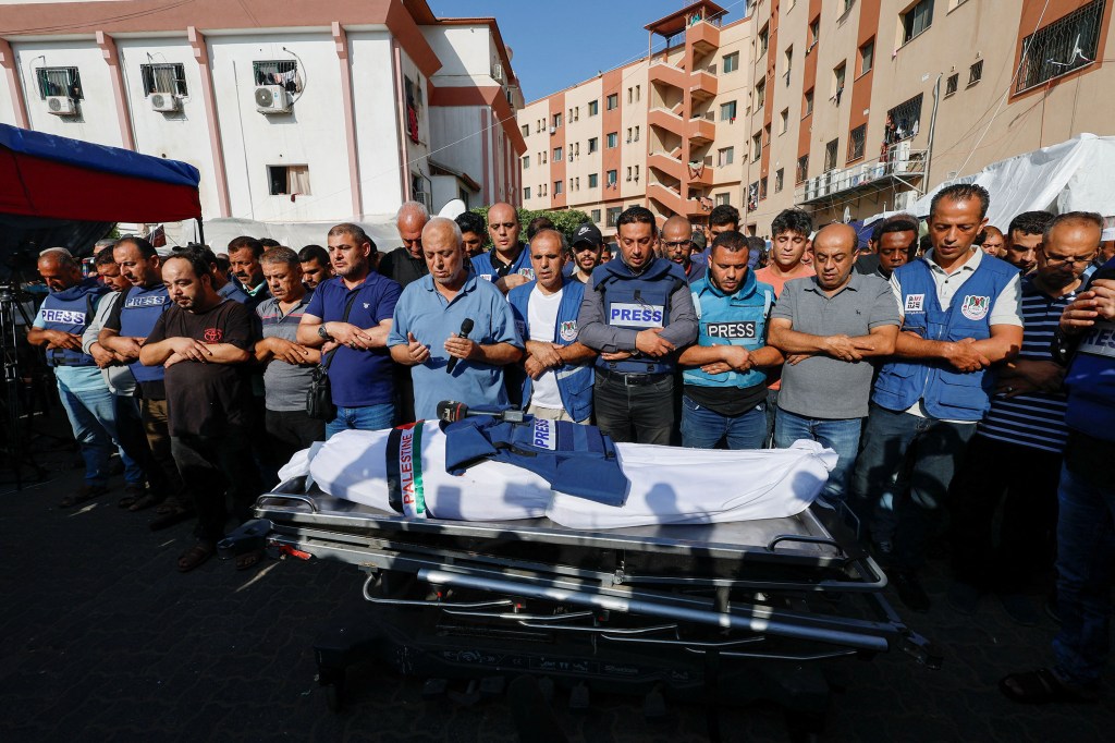 Los dolientes rezan durante el funeral del periodista palestino Mohammed Abu Hattab, quien murió en un ataque israelí, en Khan Younis, Gaza, el 3 de noviembre de 2023. (Mohammed Salem/Reuters)