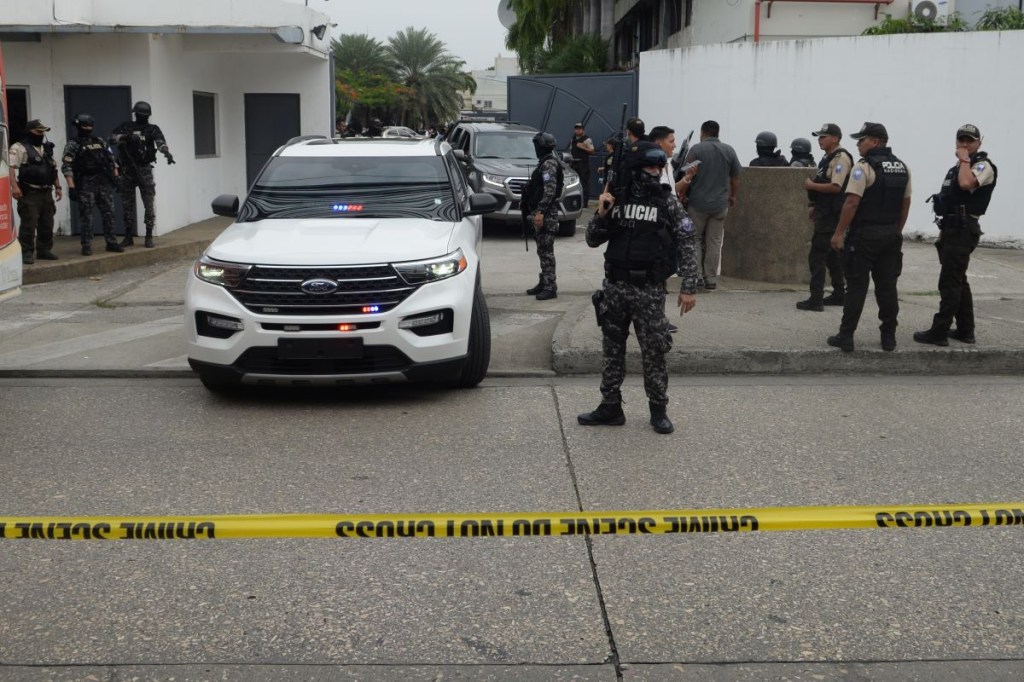 La policía de Ecuador arrestó a varios hombres armados que irrumpieron en el set de un canal de televisión pública después de que el presidente de Ecuador declarara 