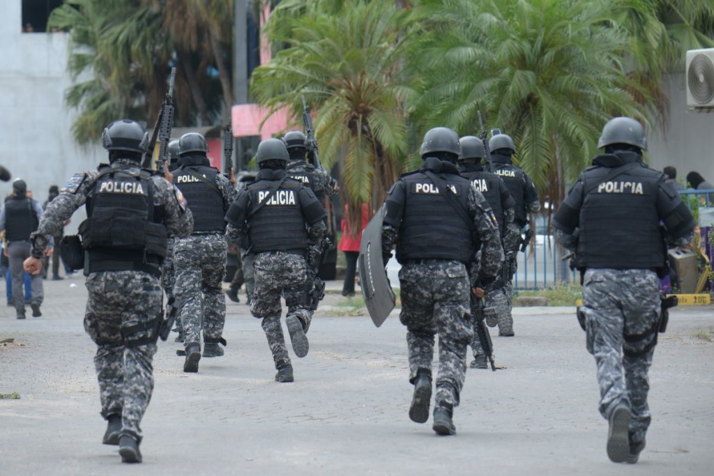 Agentes de policía corren hacia TC Televisión el 9 de enero de 2024 en Guayaquil, Ecuador. (Romina Duarte/Agencia Press South/Getty Images)