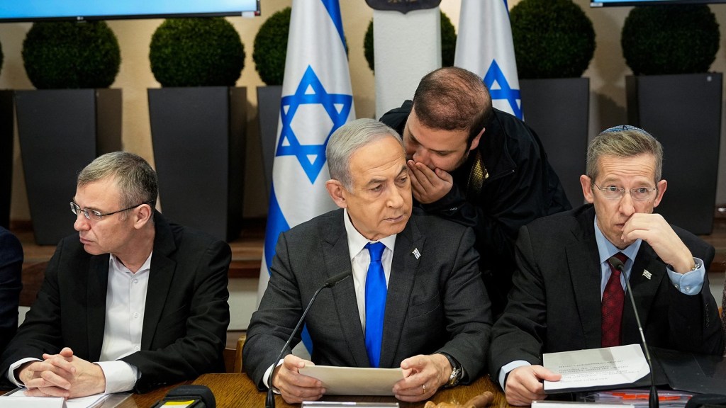 El primer ministro de Israel, Benjamin Netanyahu, en el centro, preside una reunión de gabinete en Kirya, Tel Aviv, Israel, el 24 de diciembre.(Foto: Ohad Zwigenberg/Reuters).