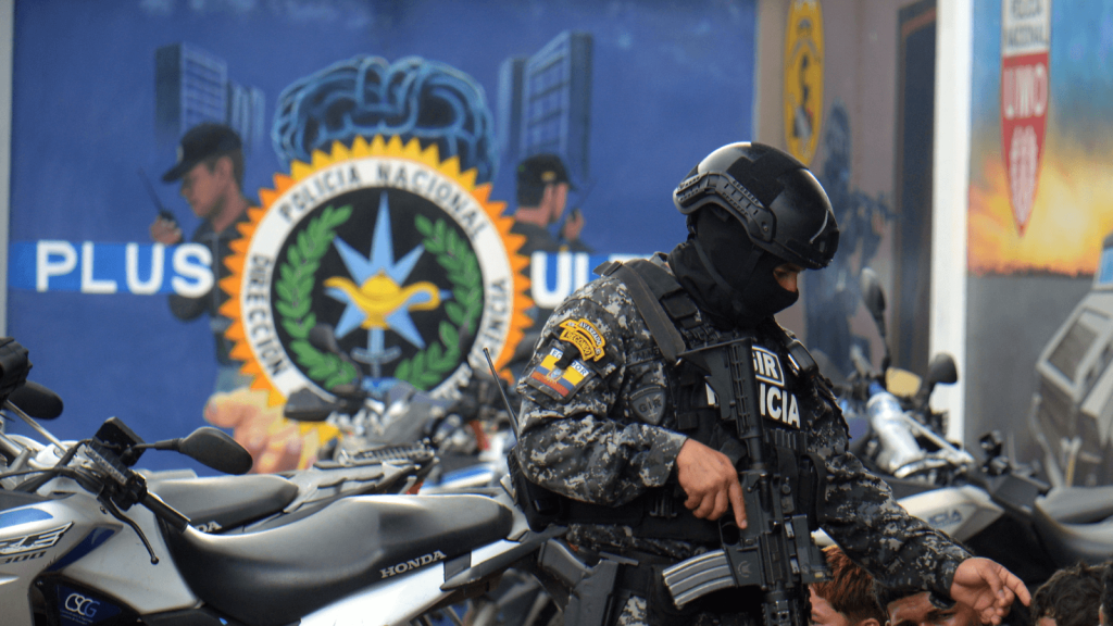 La Policía de Ecuador presenta detenidos en el caso de TC Televisión el 10 de enero de 2024 en Guayaquil. (Romina Duarte/Getty Images)