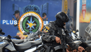 La Policía de Ecuador presenta detenidos en el caso de TC Televisión el 10 de enero de 2024 en Guayaquil. (Romina Duarte/Getty Images)