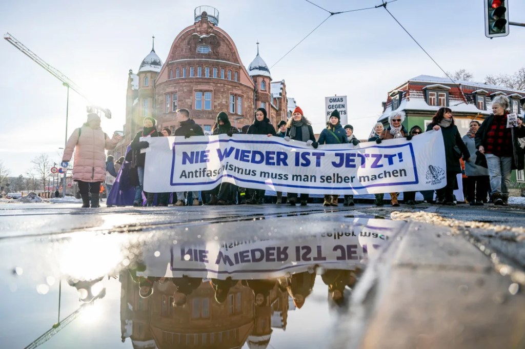 La gente sostiene una pancarta que dice: "¡Es ahora o nunca! Tienes que luchar contra fascismo tú mismo", en Erfurt el sábado. (Jacob Schroeter/dpa/AP)