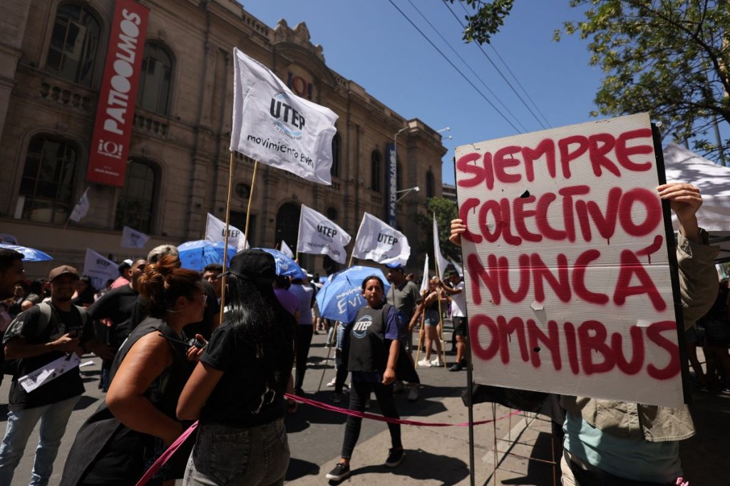 La gente participa en una manifestación durante un paro nacional contra el gobierno de Javier Milei en Córdoba, Argentina, el 24 de enero de 2024. (NICOLAS AGUILERA/AFP via Getty Images)