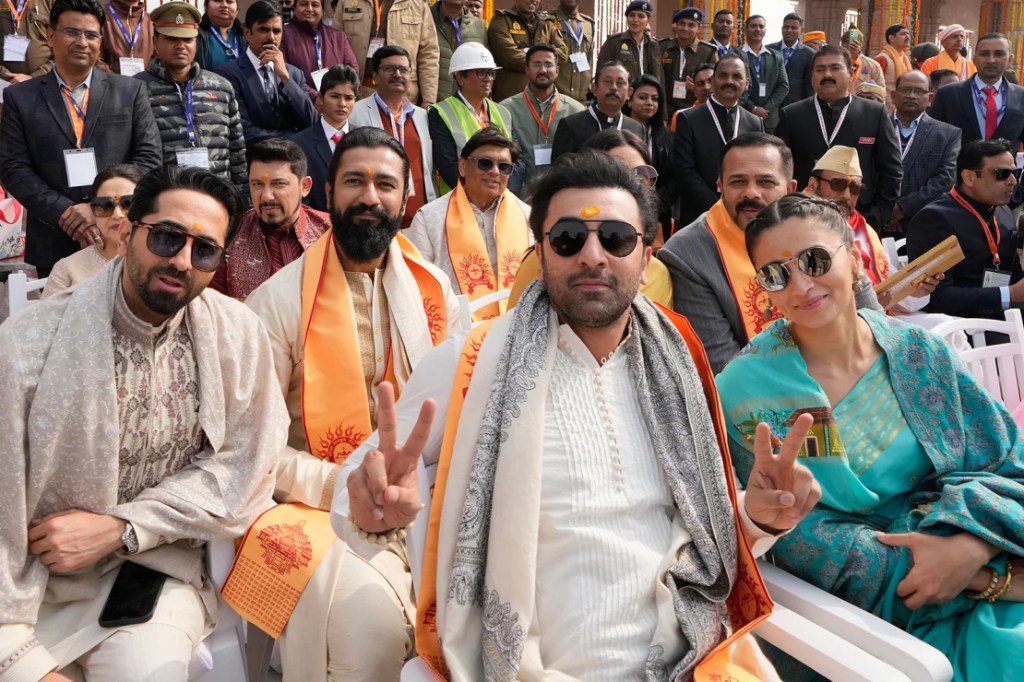 Entre los asistentes a la ceremonia se encontraban actores de Bollywood, incluidos, de izquierda a derecha, Ayushmann Khurrana, Vicky Kaushal, Ranbir Kapoor y Alia Bhatt. (Foto: Rajesh Kumar Singh/AP).