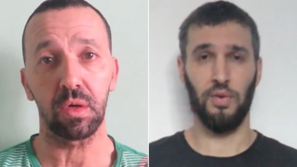 Los rehenes de Hamas Yossi Sharabi (izq.) y Itai Svirsky aparecen en un video de Hamas publicado el 14 de enero. (EyePress/Reuters)