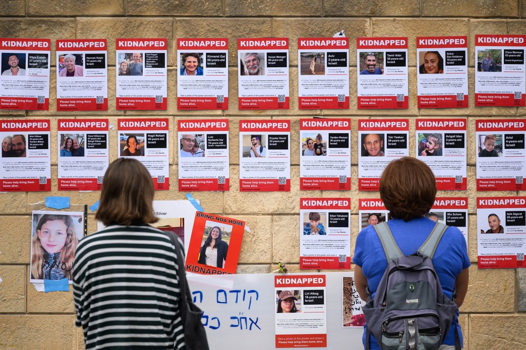 El 18 de octubre, en Tel Aviv, Israel, se ven fotografías de algunas personas tomadas como rehenes por Hamas. (Fuente: León Neal/Getty Images).