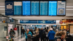 Los viajeros verifican el estado de su vuelo en el aeropuerto O'Hare de Chicago el 12 de enero de 2024. (Jim Vondruska/Getty Images)