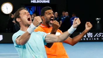 Rohan Bopanna y Matthew Ebden celebran haber ganado la final de dobles masculino en el Abierto de Australia. (Foto: Ciro De Luca/Reuters).