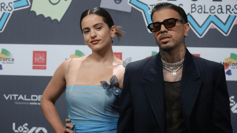 Rosalía y Rauw Alejandro en 2021, durante 'Los40 Music Awards' en Palma de Mallorca, España. (Foto de Isabel Infantes/Getty Images)