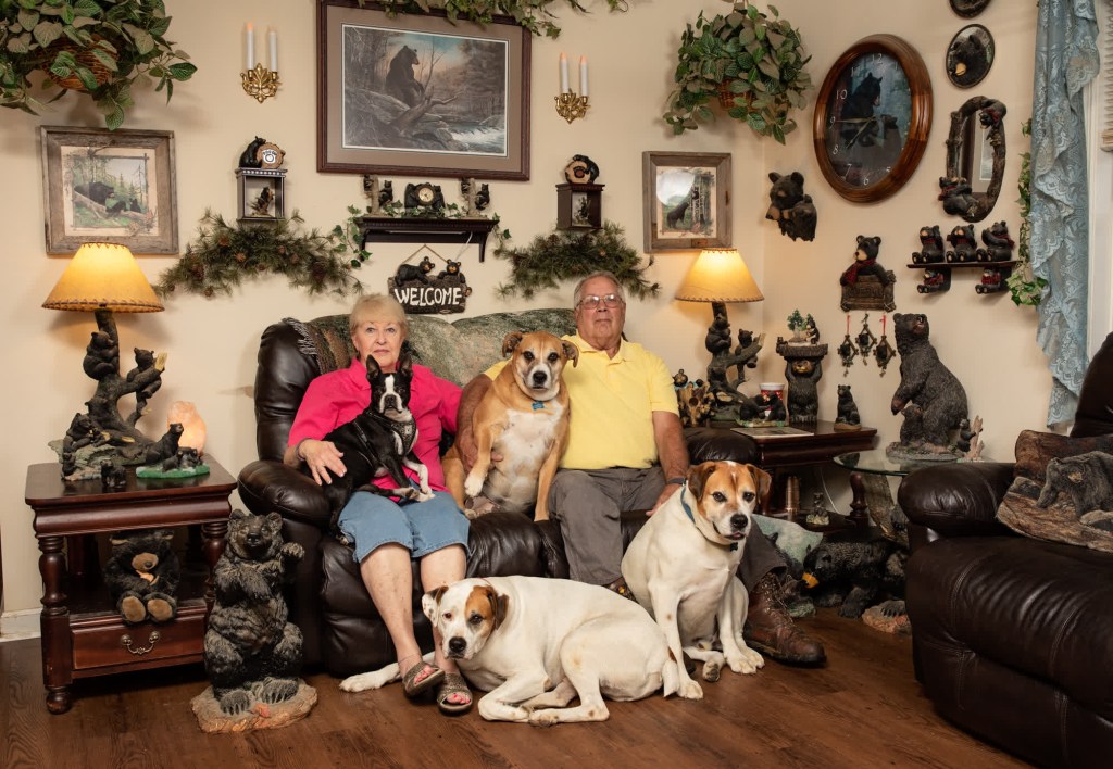Janice y Janney Husebo, una pareja de jubilados que vive en las afueras de Asheville, han adoptado plenamente la convivencia con osos. (Crédito: Corey Arnold)