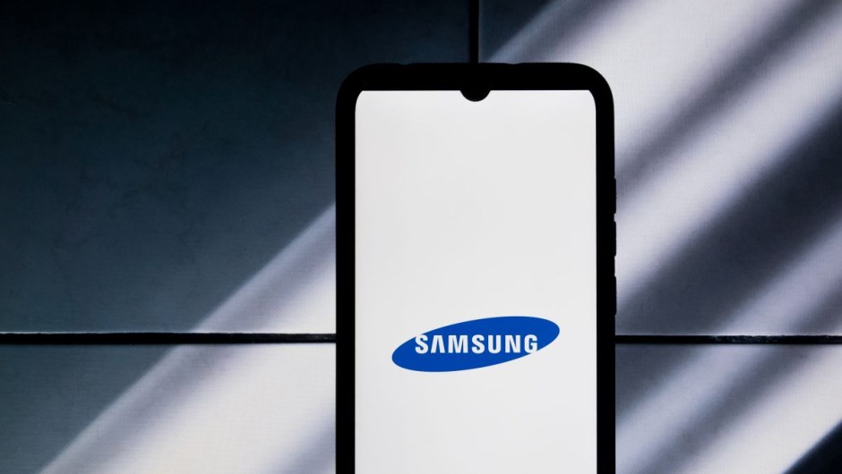 El logotipo de Samsung se muestra en la pantalla de un teléfono inteligente en Atenas, Grecia, el 12 de enero de 2024. (Ilustración fotográfica de Nikolas Kokovlis/NurPhoto vía Getty Images)