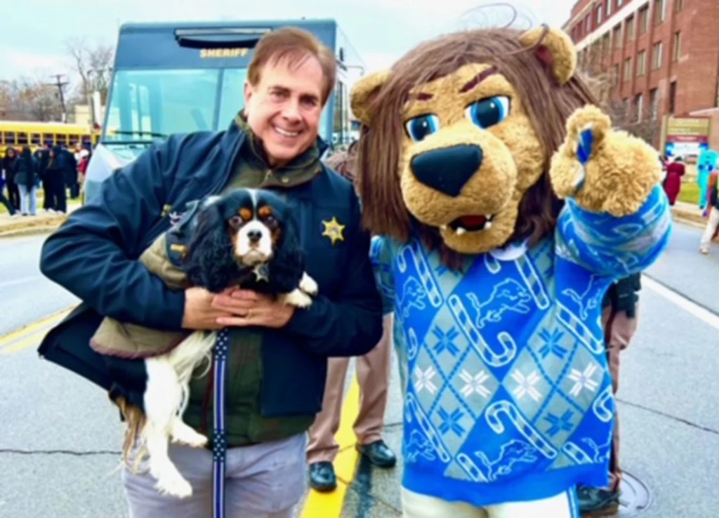 El sheriff Michael Bouchard posa con Max y una mascota disfrazada.(Foto: Cortesía del sheriff Michael J. Bouchard).