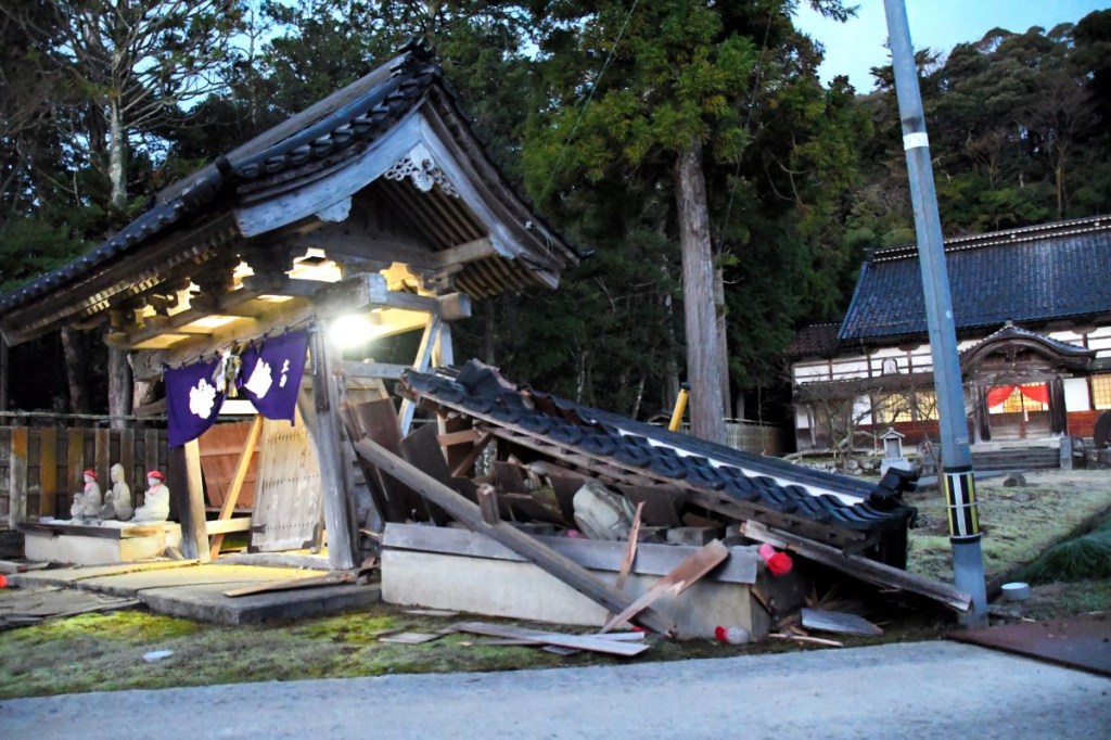 La puerta de un templo fue destruida después de múltiples terremotos fuertes el 2 de enero de 2024 en Shika, Ishikawa, Japón. (Foto de The Asahi Shimbun vía Getty Images)
