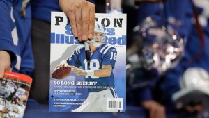 Un aficionado espera a que el exmariscal de campo de los Indianapolis Colts, Peyton Manning, firme autógrafos antes de un partido de fútbol americano de la NFL entre los Tennessee Titans y los Indianapolis Colts, el 20 de noviembre de 2016, en Indianápolis. (Darron Cummings/AP/FILE)